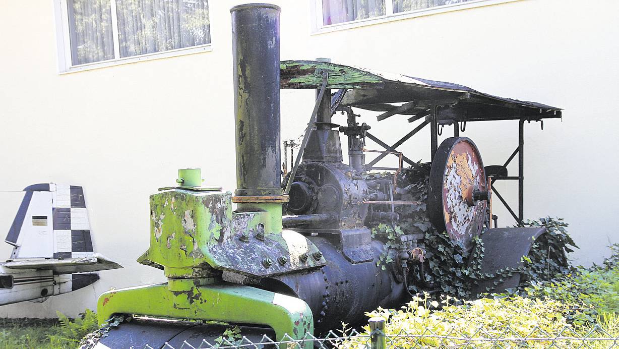Dampfwalze mit Tarnfarbe: Der Lack der Maschine blättert ab, die Karosse rostet vor sich hin. Die Exponate des ehemaligen Motor Technica Museums an der Weserstraße werden von der Natur überwuchert. Bis Ende des Jahres wird der Außenbereich geräumt. | © Arian Amedie