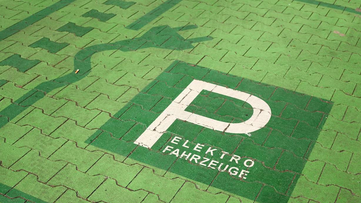 Ein Parkplatz für Elektrofahrzeuge. Diese aber auch in OWL oft zugeparkt. Und das ist nicht das einzige Problem. | © picture alliance