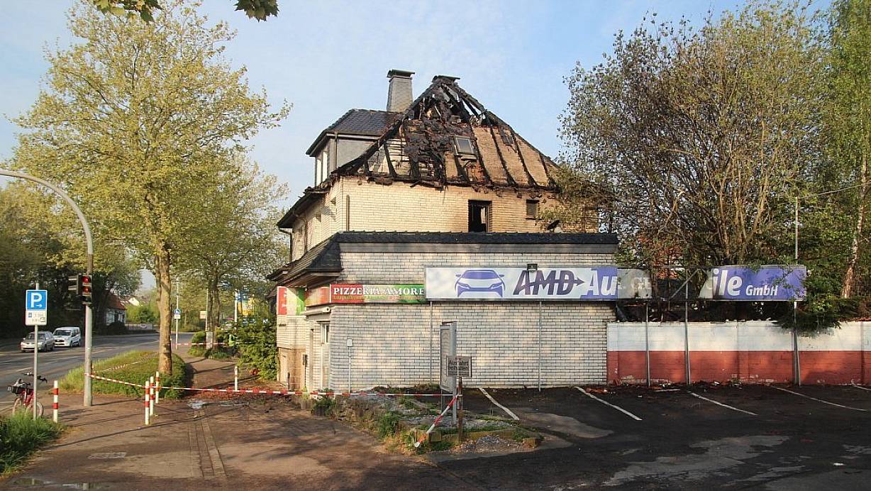 Ein Feuer hat den Dachstuhl des Gebäudes an der Weserstraße völlig zerstört. | © Heidi Froreich