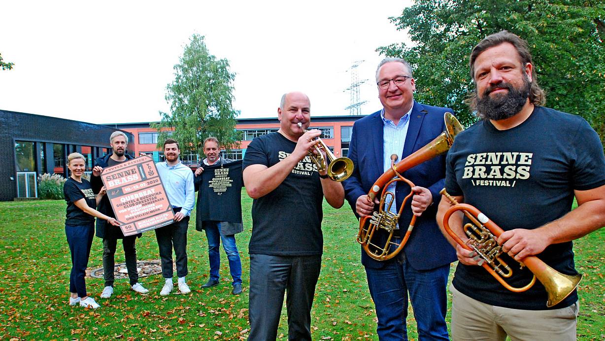 Freuen sich auf ein Festival der besonderen Art: Sandra Langer vom Stadtmarketing (v. l.), Joscha König und Projektleiter Dennis Derckum, beide von Vibra-Agency, Andreas Prante von der Warsteiner Brauerei, der die Rückseite des Festival-T-Shirts zeigt, Bürgermeister Hubert Erichlandwehr schon im Festival-T-Shirt mit Trompete, Mitorganisator Frank Schröder und Vibra-Geschäftsführer Walent-Tony Cerkez. Foto: Gunter Held | © Gunter Held
