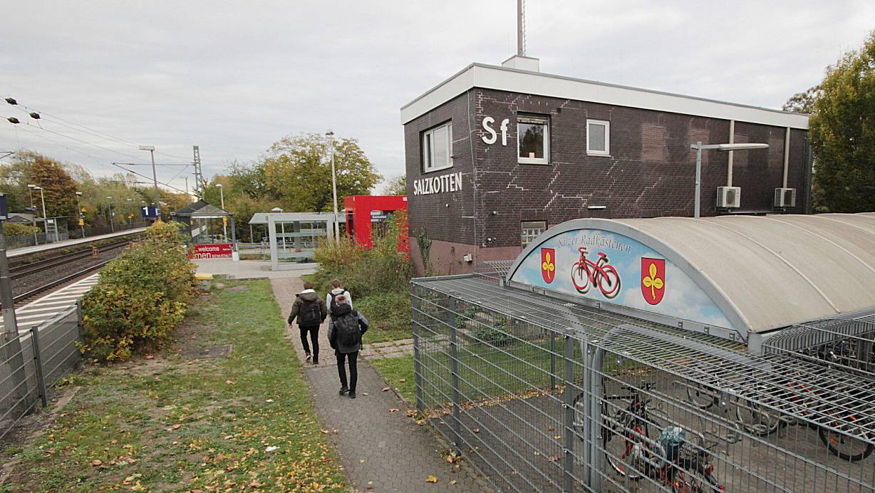 Vom Rad in den Zug: Am Bahnhof in Salzkotten sollen die verschiedenen Verkehrsträger mit einer Mobilitätsstation noch besser miteinander verknüpft werden. | © Marco Schreiber