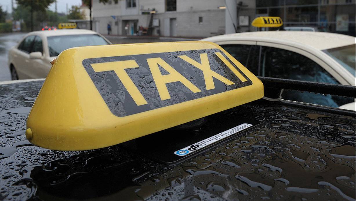 In ländlichen Gebieten ist es nachts oft schwierig, ein Taxi zu bekommen. | © Symbolfoto/Raimund Vornbäumen
