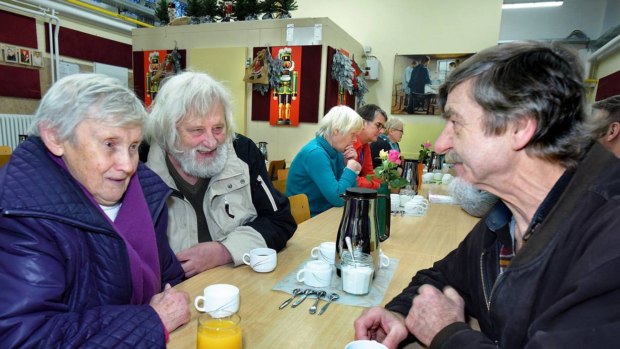 Gerda, Wilfried und Peter (v. l.) sind Stammgäste beim Bielefelder Tisch. Für sie gibt es hier Kaffee und Orangensaft, aber auch eine warme Mahlzeit. | © Barbara Franke