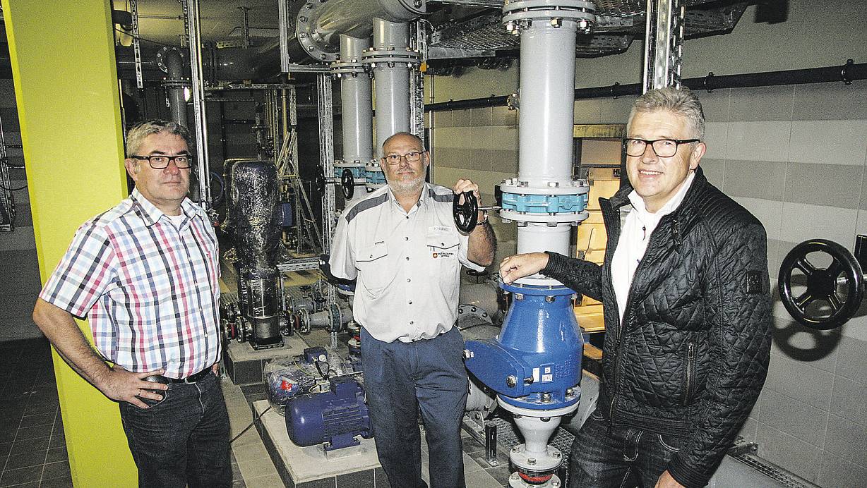 Blick in das Innenleben: (v. l.) Bauingenieur Thomas Dresbur, Elektromeister Peter Volmar und Betriebsleiter Ludwig Bewermeier (alle Stadtwerke Salzkotten) an den Förderpumpen der neuen Carix-Anlage. | © Andreas Götte