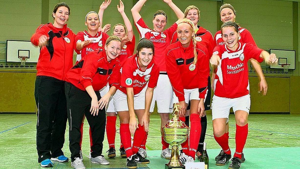 Nicht ganz synchron feierten Christina Krüger, Laura Marienfeld, Katharina Paul, Birgitta Schmücker, Stephanie Herkrath, Nina Claassen (h.v.l.), Franziska Bröckl, Marina Hermes, Kristina Gessat und Nina Philipp (v.v.l.) den Turnierseig des FSV Gütersloh in Enger. | © FOTO: YVONNE GOTTSCHLICH