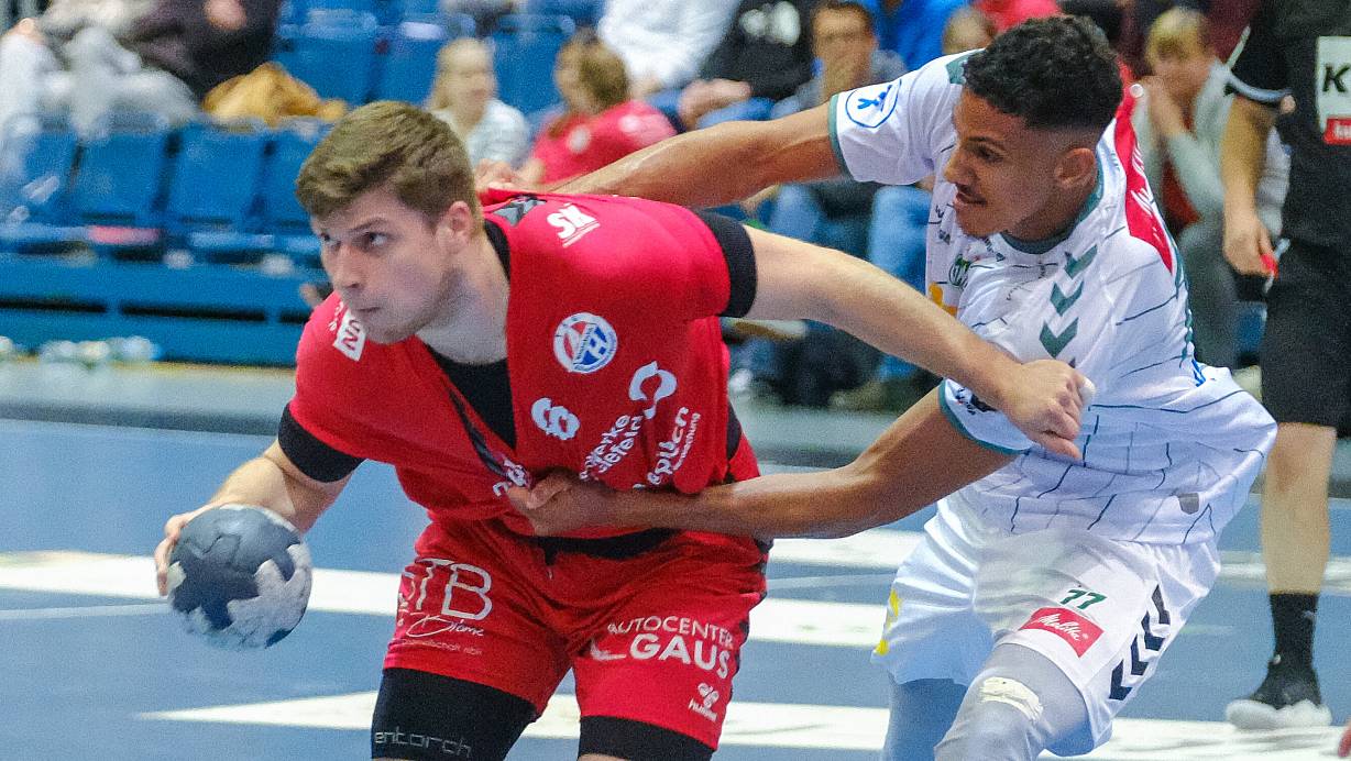 Rückraumspieler Manuel Hörr (l.), hier gegen Dankersens Matthew Wollin, und seine TSG erwartet die härteste Aufgabe der Saison. | © Andreas Zobe