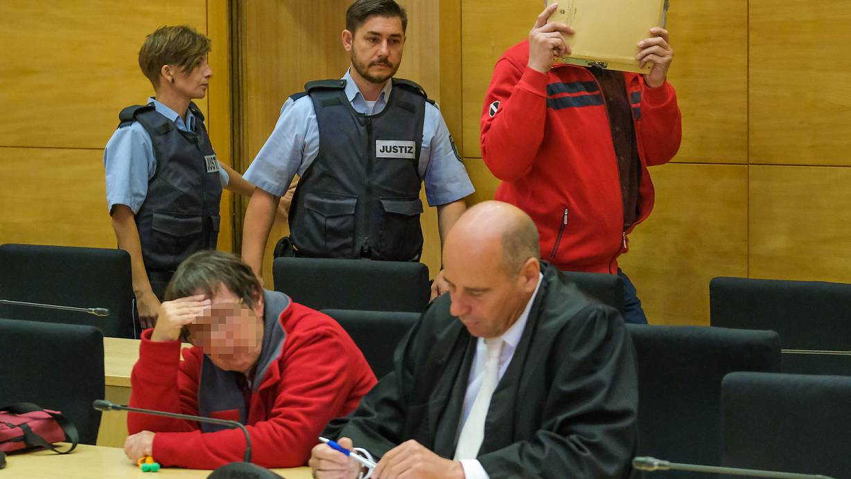 Bei der Verhandlung gegen den wegen Missbrauchs angeklagten Bad Oeynhausener Physiotherapeuten schützen beide Angeklagten ihr Gesicht vor den Fotografen. Foto: Andreas Zobe | © Andreas Zobe