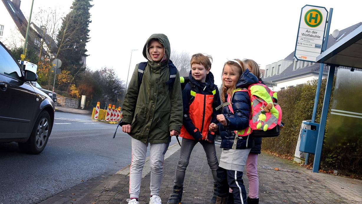 Noya (9, v. l.), Jonathan (8) und Anouk (7) müssen an der Bushaltestelle in Hoberge täglich länger warten - verdeckt Malin (7). | © Barbara Franke
