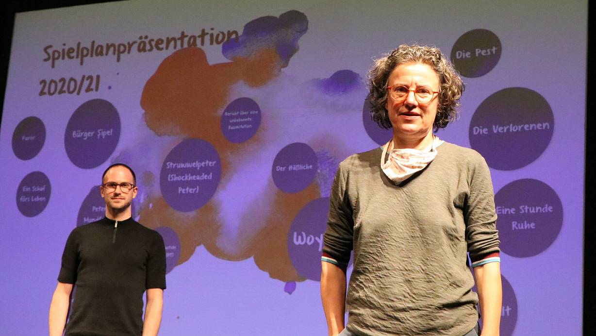 Intendantin Katharina Kreuzhage und Verwaltungsdirektor Matthias Köster bei der Präsentation des neuen Programms und der neuen Preise. | © Holger Kosbab