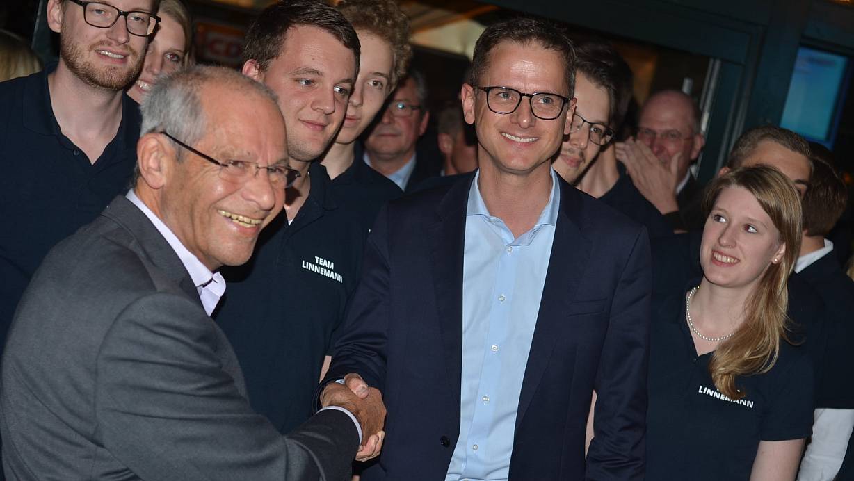 Händedruck unter CDU-Männern: Kreisvorsitzender Karl-Heinz Wange (links) gratulierte Carsten Linnemann am Wahlabend in der Gaststätte Brauhaus in Paderborn zur Wiederwahl. Im Hintergrund freuen sich die Mitglieder des Teams Linnemann. | © Dietmar Gröbing