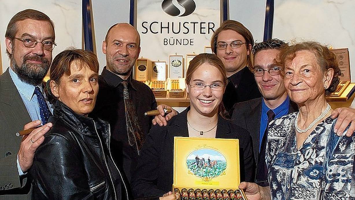 Magda Schuster (rechts) präsentiert mit ihrer Familie Zigarren aus dem Hause Schuster. Sohn Philipp (v.l.) und seine Frau Maxi Schuster, Sohn Manfred Schuster, Enkel Oliver Schuster mit seiner Lebensgefährtin Dorothee Petring sowie Enkel Hans-Martin Schuster. |