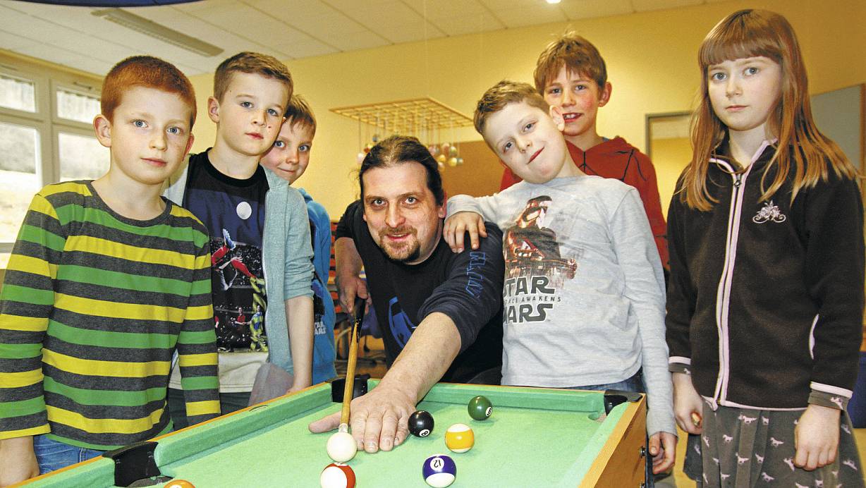Beim Billardspiel in der Offenen Ganztagsgrundschule: Rektor Markus Kremer am Kö mit den Kindern (v. l.) Mathias, Dusty, Lucas, Louis, noch mal Louis und Kathy. | © Karl Finke