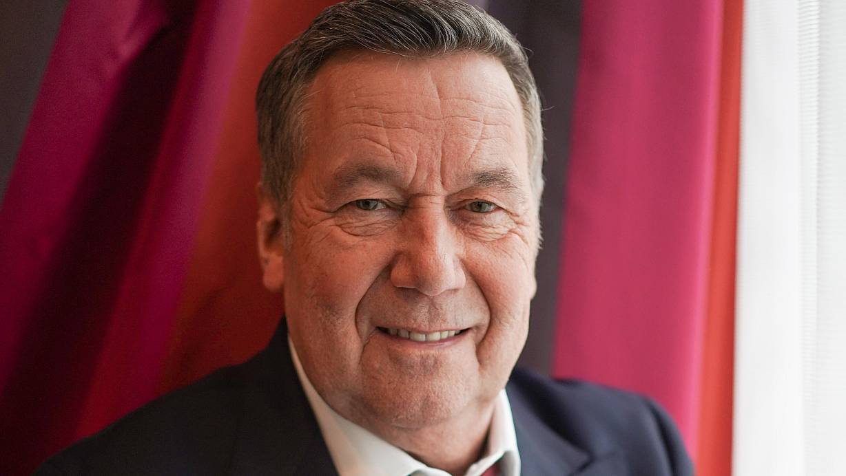 Roland Kaiser kommt jetzt mit seinem Film "50 Jahre Roland Kaiser - Ein Leben für die Musik" in die Kinos. Seinen Gütersloher Fans machte der Schlagerstar eine besondere Überraschung. | © dpa