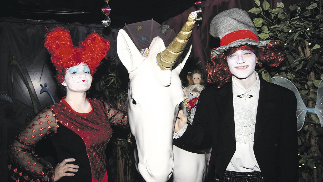 Im Kinderlabyrinth: Andrea und Livio zeigen das Einhorn, welches den Fantasieraum im "Zauberwald" schmückt. Auch sie sind auf der Halloweenparty als rote Königin und Hutmacher aus dem Märchen "Alice im Wunderland" dabei. | © Delia Kornelsen