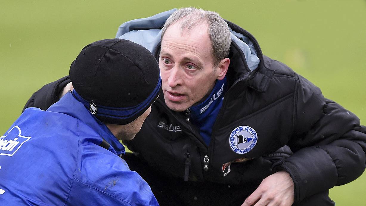 Bei der Arbeit: Physiotherapeut Daniel Weinand behandelt Kapitän Fabian Klos. | © Christian Weische