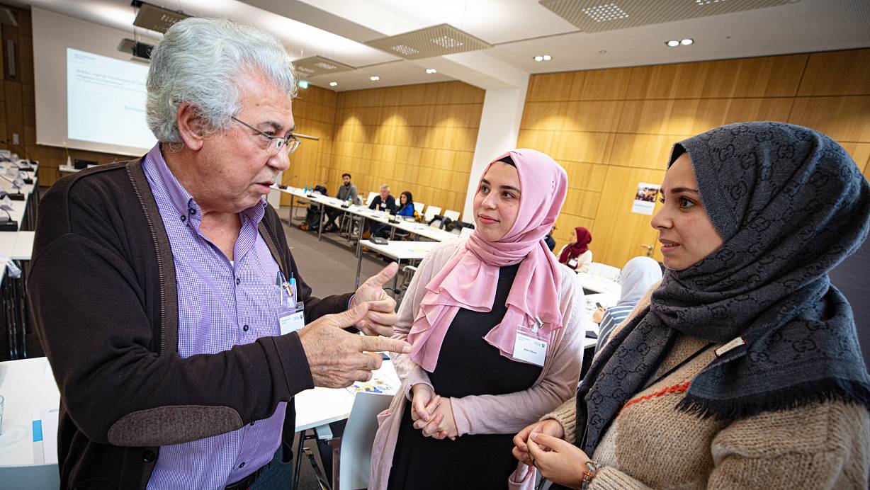 Kaffepause: Der Vorsitzende des Integrationsrats, Mehmed Ali Ölmez, im Gespräch mit der Soziologiestudentin Kübra Özcean (links) und der angehenden Lehrerin Ebru Gültekin, die sich beide in Bielefelder Moscheevereinen engagieren. | © Mike-Dennis Müller / www.mdm.photo