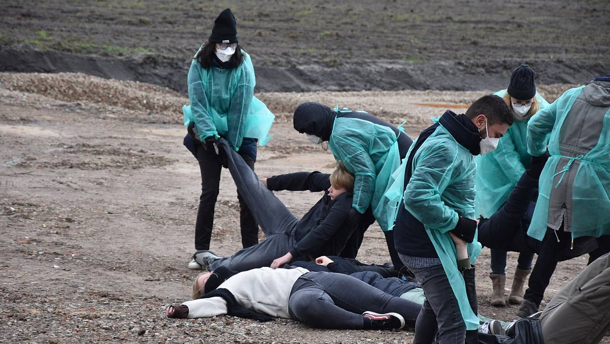 Die Filmproduktion „Try Us“ von Matthias und Maurice Kampmann aus Schloß Holte-Stukenbrock dreht mit 73 Komparsen aus SHS und Umgebung im Gewerbepark Senne die finalen Szenen für den Endzeit-Kurzfilm „Schimmer“. | © Sigurd Gringel