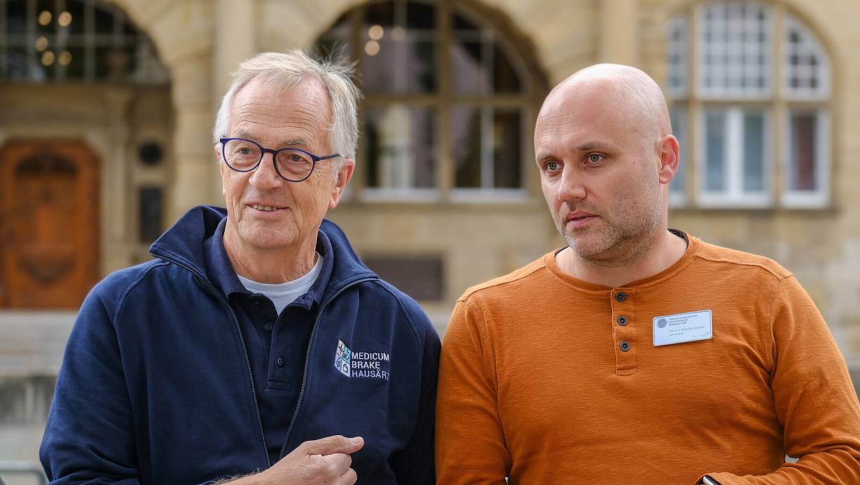 "Über Tod und Sterben zu sprechen, nimmt dem Thema seinen Schrecken", sagen Hermann Niedergassel (75, l.) und Dennis Kuchenbecker (r.) vom Bielefelder Palliativnetz. Am 1. Oktober laden sie zusammen mit den vielen Partnern zum Infotag im Neuen Rathaus ein. | © Andreas Zobe