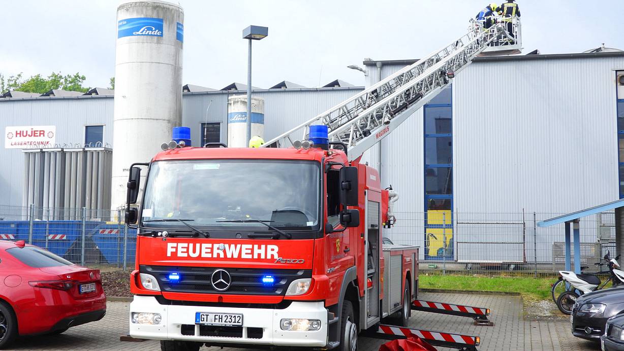 Unter Atemschutz bek&auml;mpften die Einsatzkr&auml;fte das Brandgeschehen. | &copy; Gabriele Grund