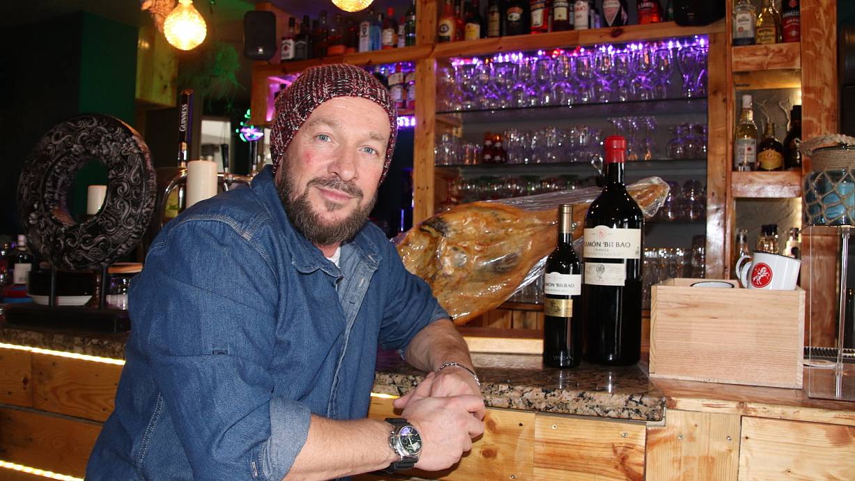 Bereit f&uuml;r die Neuer&ouml;ffnung: Alex Hundt freut sich auf viele G&auml;ste in der Spie&szlig;bar. Schinken und Wein sind nur ein Teil des neuen Angebotes. | &copy; Amina Vieth