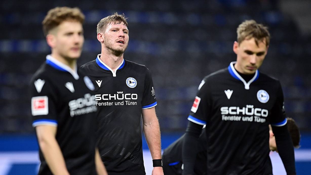 Linksverteidiger Jacob Laursen (r.) wird für das Spiel gegen Bochum keine Option sein. Fabian Klos (m.) ist einer von vielen Stammspielern, die von personeller Rotation betroffen sein könnten. | © Witters