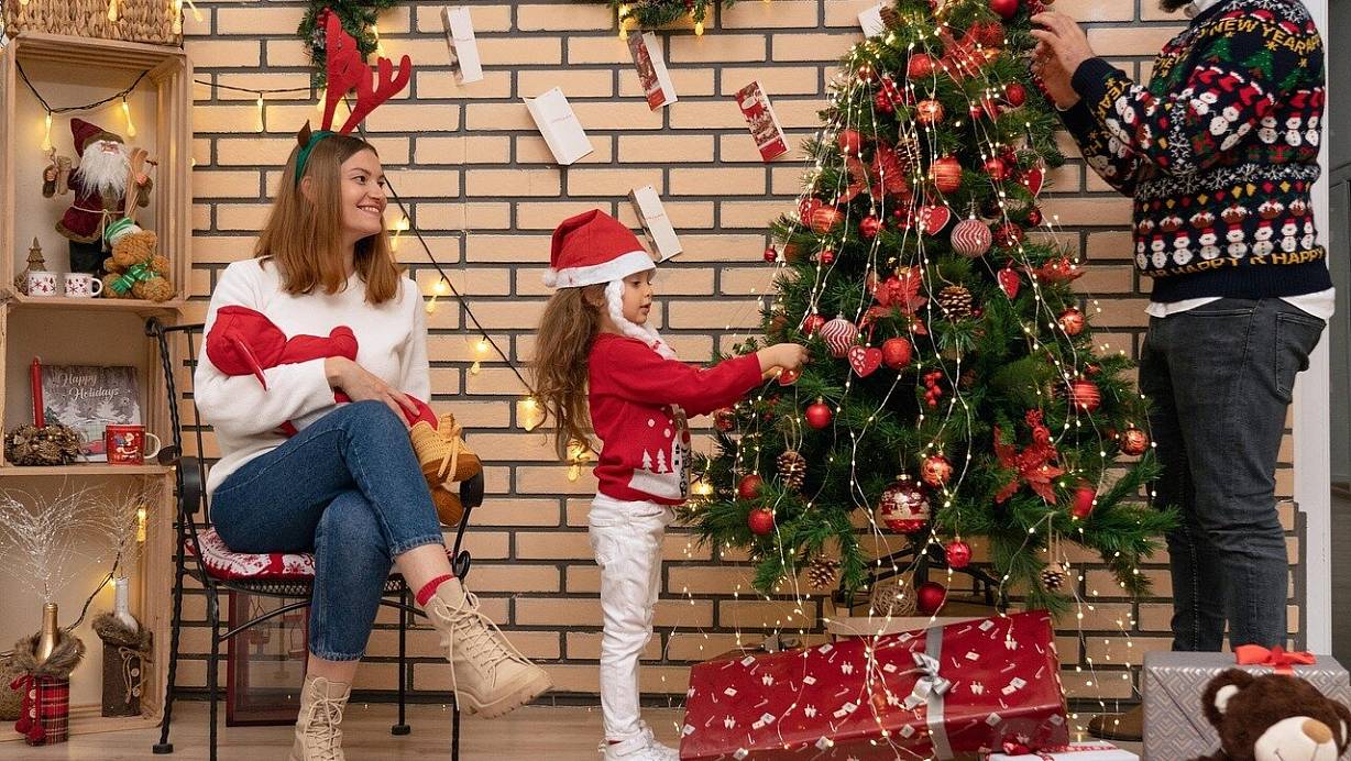 Weihnachtsgrüße für die ganze Familie: Oma, Opa, Mama und Papa freuen sich über Weihnachtsgrüße – wir verraten Ihnen, welche besonders lustig und besinnlich sind. | © Symbolbild/Pixabay