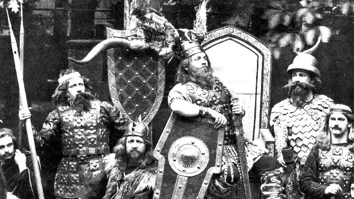 Im nationalen Überschwang: Sachsenfürst Wittekind beschäftigte die Herforder nicht nur bei der Aufstellung seines Reiterstandbildes auf dem Wilhelmsplatz im Jahr 1899. Auch im Schauspiel - hier im Stück "Sonnenwende" - tauchten die alten Germanen auf. | © Rainer Pape