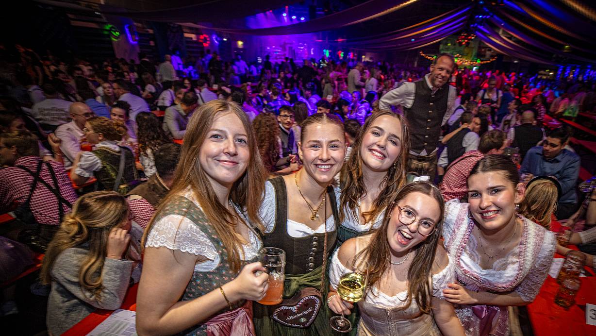 Mit Dirndl oder Lederhosen bekleidet freuen sich an diesem Wochenende wieder tausende Besucher über die zünftige Gaudi in der Bielefelder Seidenstickerhalle. | © Mike-Dennis Mueller