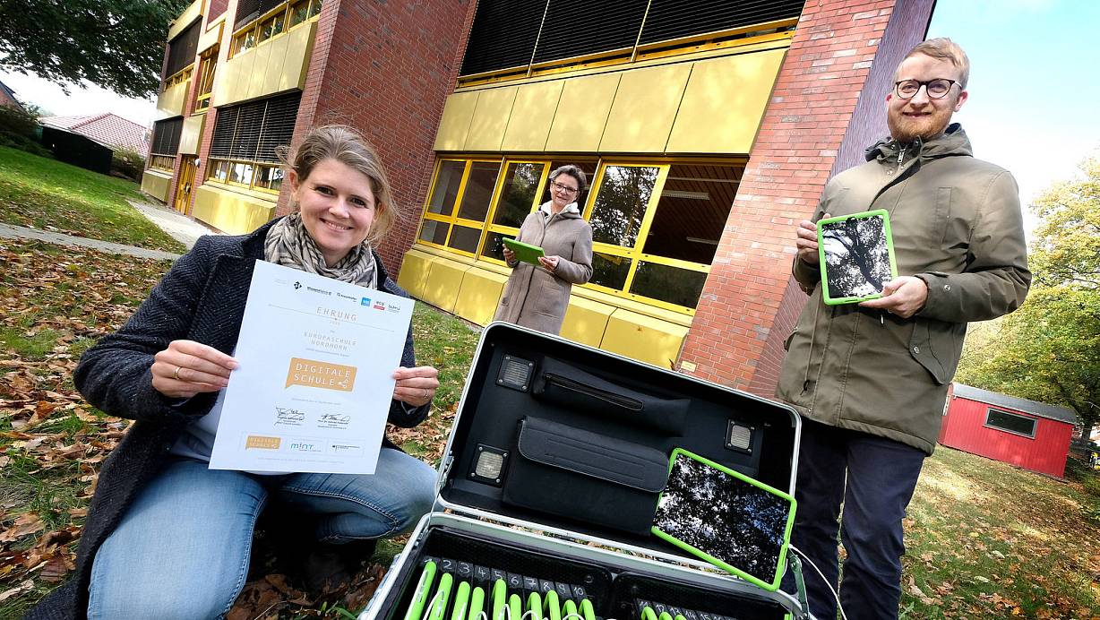 Kim Krömker (v. l.), Leiterin des Digitalisierungsteams, Schulleiterin Jutta Hermann und Bastian Bredenkötter von der Ostwestfalen-Lippe-GmbH. | © Andreas Frücht