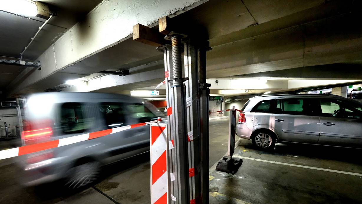 Die Stadt geht auf Nummer sicher und hat mit einem Dutzend Metallpfeilern die Decke im Karstadt-Parkhaus abgestützt. | © Andreas Frücht
