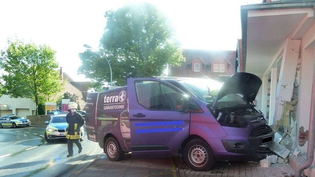 Das Firmenfahrzeug prallte mit der Front gegen die Hauswand. | © Polizei Minden-Lübbecke
