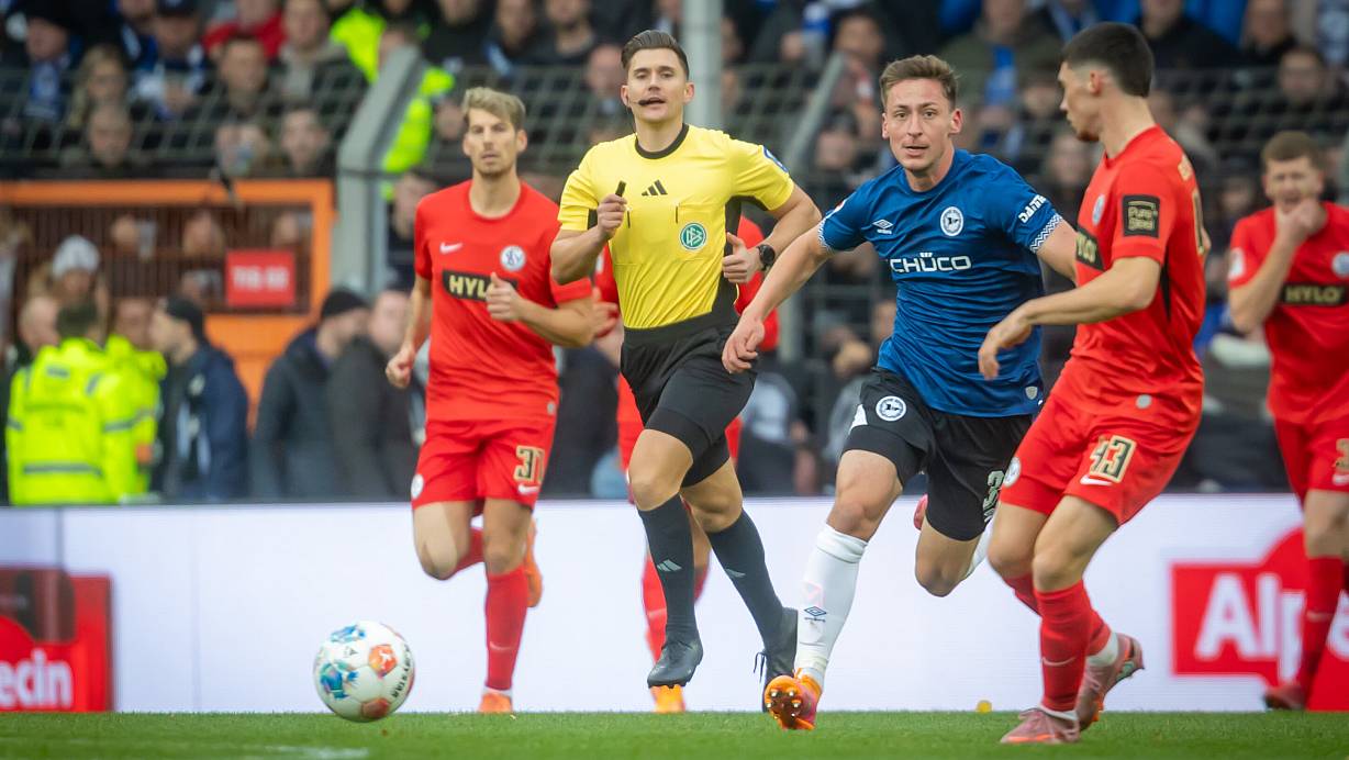 Arminia Bielefelds Marius Wörl (M.) tut sich bislang noch schwer, in der 2. Bundesliga Fuß zu fassen. | © Sarah Jonek