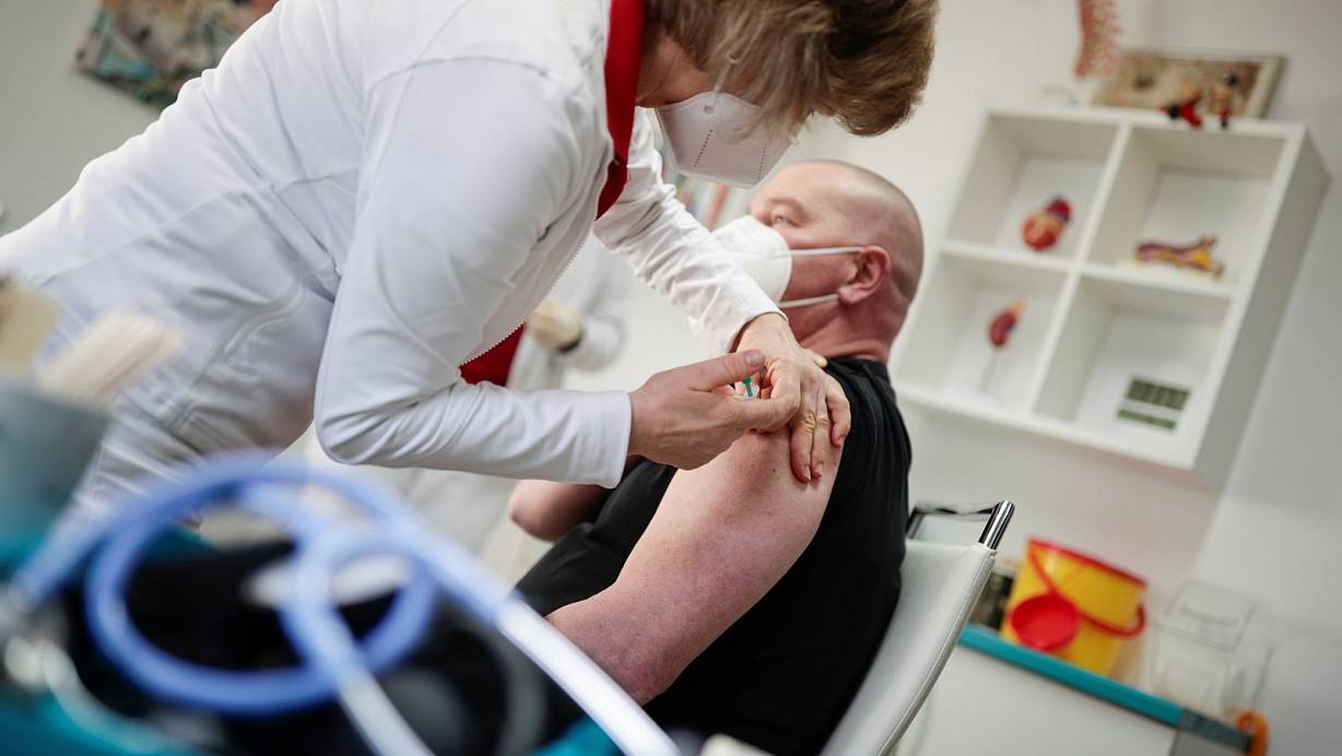 In vielen Arztpraxen beginnen in dieser Woche die Zweitimpfungen. Die Impfstoff-Liefermengen steigen aber nicht, was zu Problemen in den Praxen führt. | © picture alliance