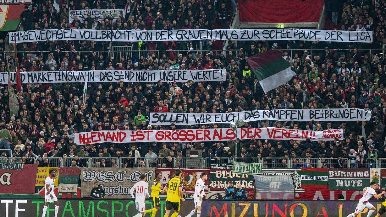 Die Augsburger Fans üben auf Spruchbändern Kritik am Weg der Vereinsführung mit Sandro Wagner. | © David Inderlied/Kirchner-Media/dpa