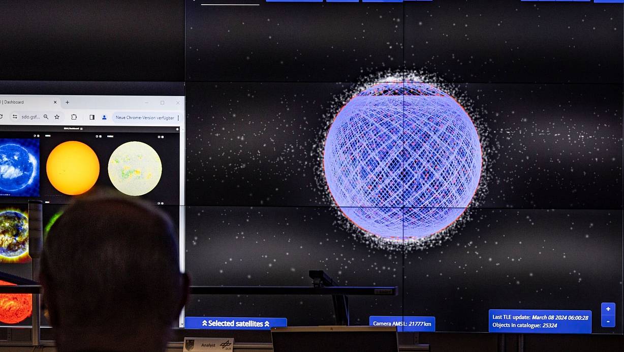 Die Menschen in Deutschland können sich inzwischen gut vorstellen, über eine Satellitenverbindung online zu sein. | © Christoph Reichwein/dpa