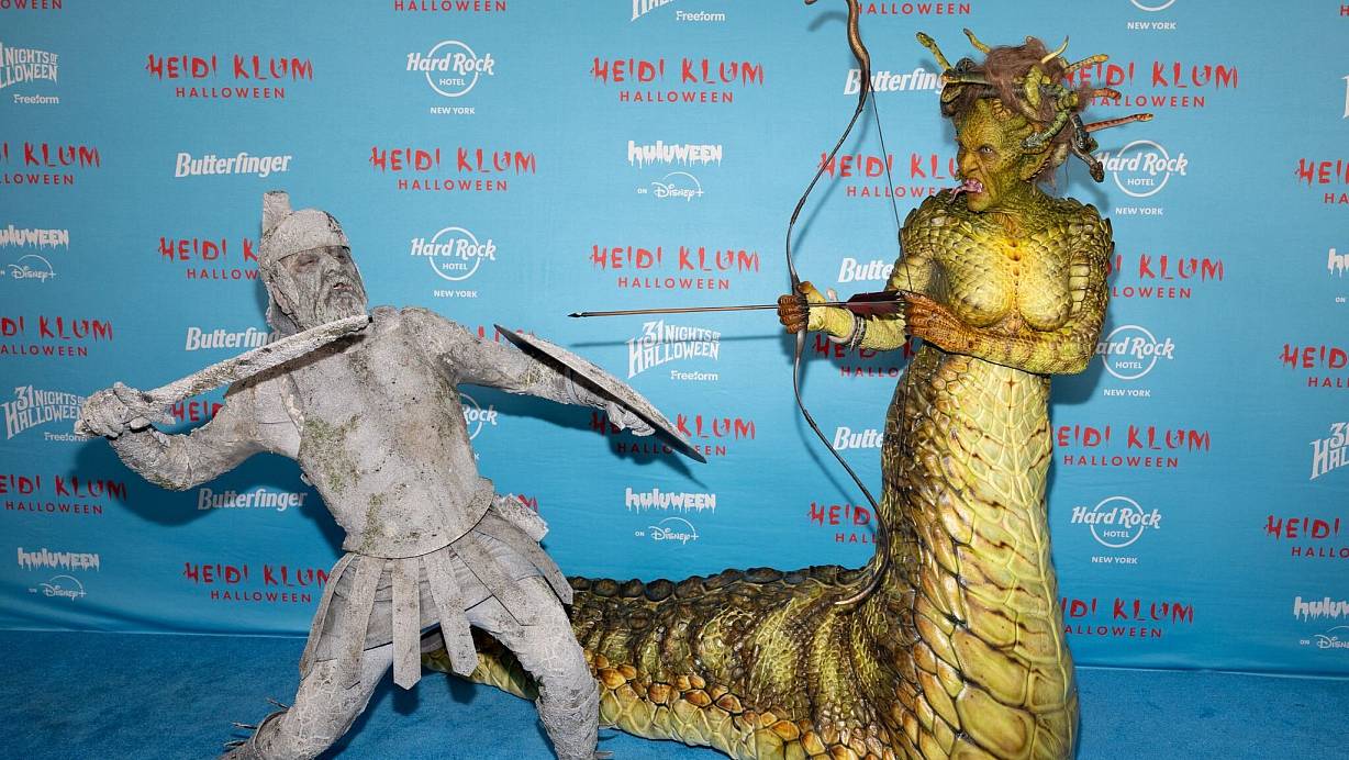 Klum erscheint als Medusa, ihr Mann als versteinerter griechischer Soldat. | © CJ Rivera/Invision/dpa