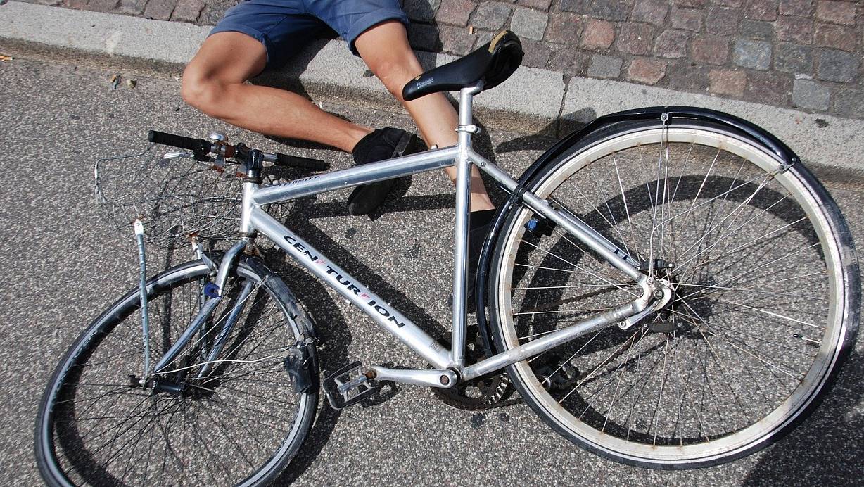 Symbolbild: Der 24-jährige Radfahrer stürzte nach der Kollision auf die Straße. | © Pixabay