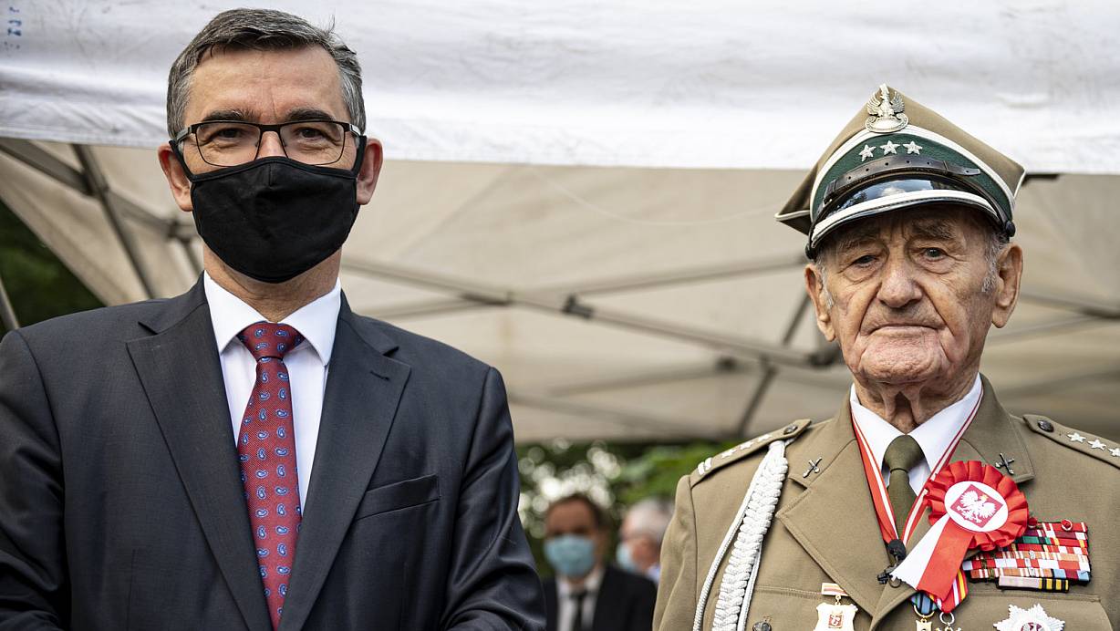 Der polnische Botschafter Andrzej Przylebski (l.) bei einer Gedenkveranstaltung mit Jozef Kolesnicki, Teilnehmer der Schlacht um Berlin 1945. | © picture alliance/dpa
