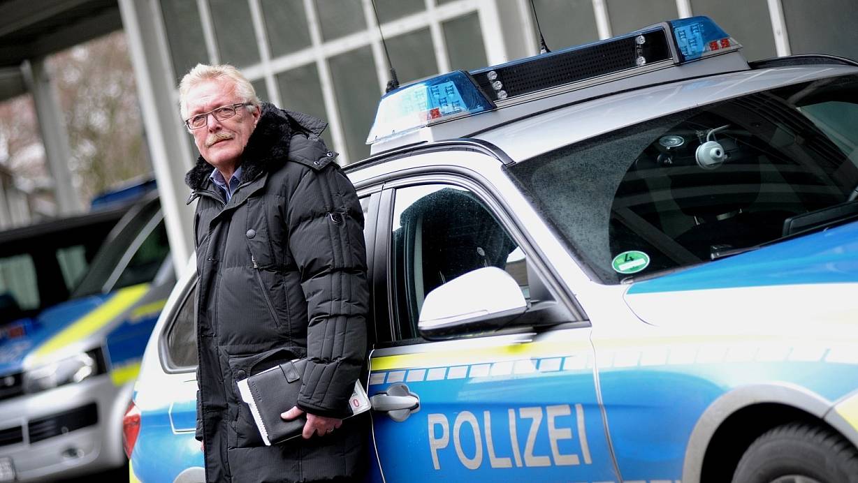 Kriminalhauptkommissar Ralf Östermann - hier auf dem Gelände des Polizeipräsidiums Bielefeld - geht nach mehr als 30 Jahren als Ermittler in Pension. | © Nicole Donath