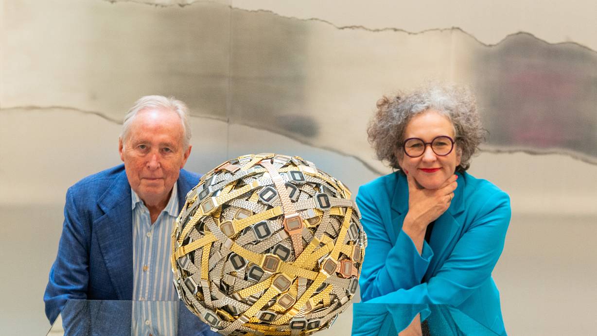 Heiner Wemhöner, aus dessen Sammlung die Arbeiten in der Ausstellung stammen, und Marta-Direktorin Kathleen hinter Monica Bonvicinis Arbeit „Time of My Life“, einer von rund 70 Arbeiten in der Ausstellung. | © Ralf Bittner