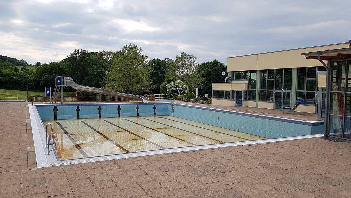 Noch fehlt im Freibad Nieheim das Wasser. Doch bald soll hier geschwommen werden – probeweise. | © David Schellenberg
