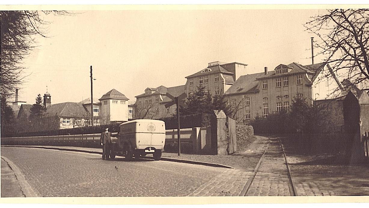 Lediglich der Meylip-Uhrenturm auf der linken Seite der Margarinefabrik existiert noch. Er befindet sich aber nicht mehr an der Bünder Straße, sondern ist vor dem Rathaus aufgestellt. | © Privat