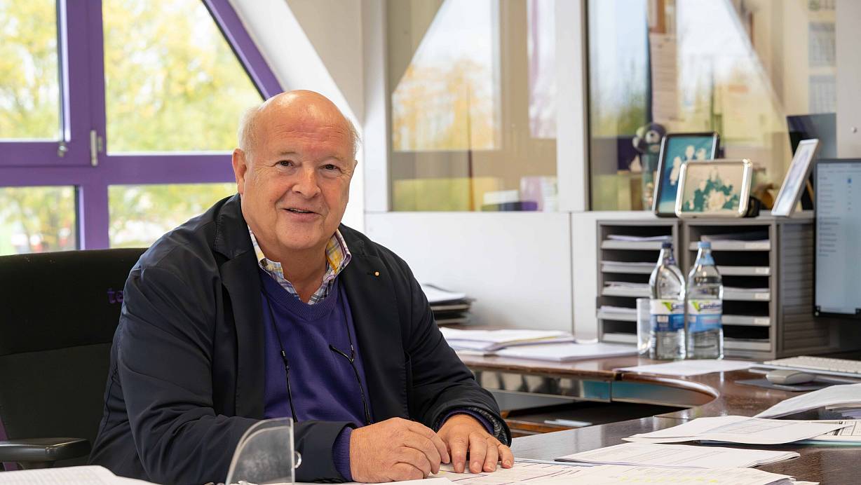 Siegbert Wortmann an seinem Arbeitsplatz. Lila ist dabei die Farbe der Firma. | © David Scholtissek