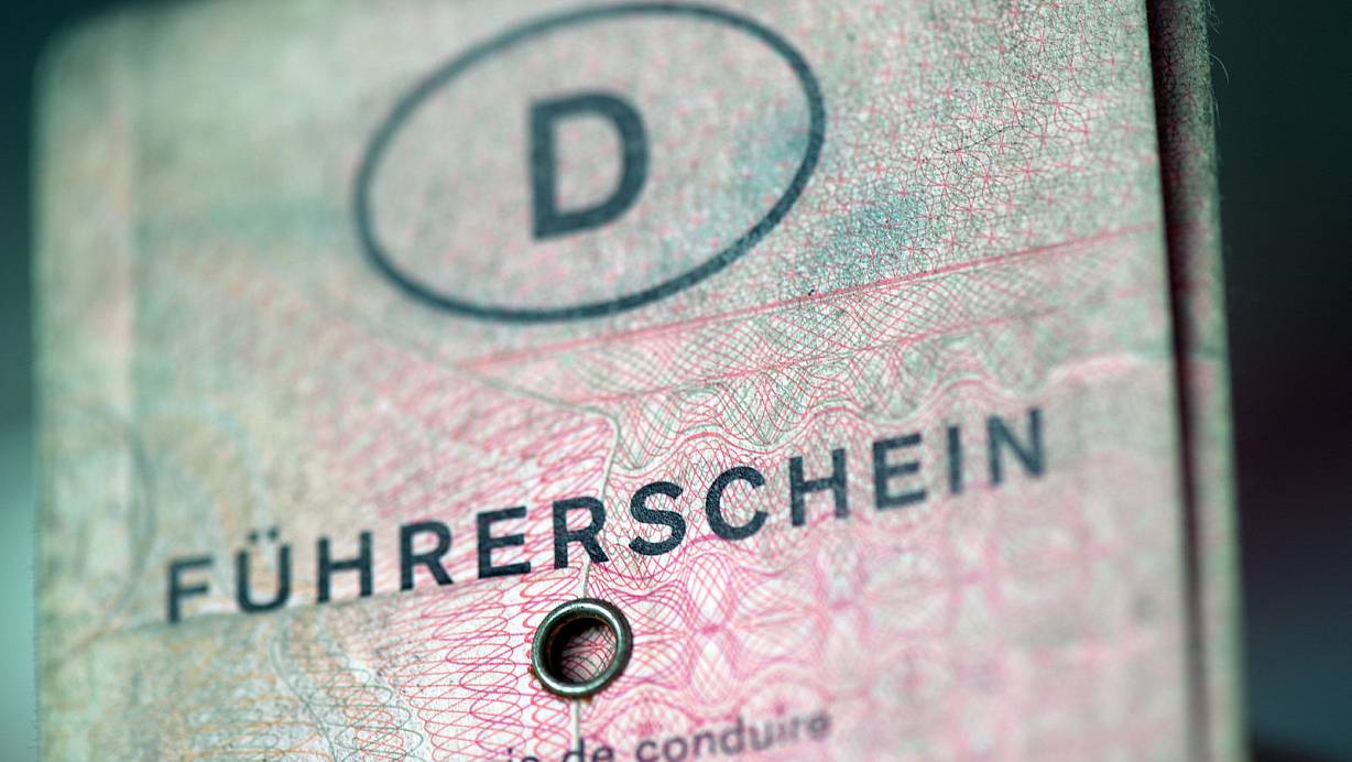 Ein alter Führerschein, vor der rosanen "Pappe" gab es eine Version in Grau. | © picture alliance / dpa