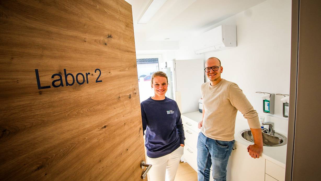 Eva-Maria Siemoneit und Sebastian Bunte freuen sich auf den Start des neuen Medicum Stedefreund. Auf 500 Quadratmetern gibt's dort neben sieben Behandlungszimmern auch zwei Labore sowie fünf Funktionsräume - und das ist noch längst nicht alles. | © Daniel Salmon