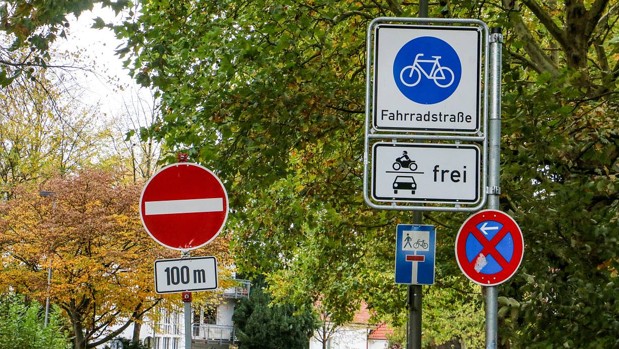 Das Durchfahrtsverbot wird frühzeitig angekündigt - ebenso wie die Widmung als Fahrradstraße. | © Daniel Salmon