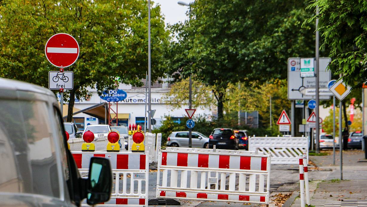 Etliche Verkehrsteilnehmer haben in den vergangenen Tagen den Westring-Kreisel in Richtung Innenstadt befahren, obwohl hier die Zufahrt eigentlich gesperrt war. Seit Freitag gilt hier wieder freie Fahrt. Auch ganz offiziell. | © Daniel Salmon