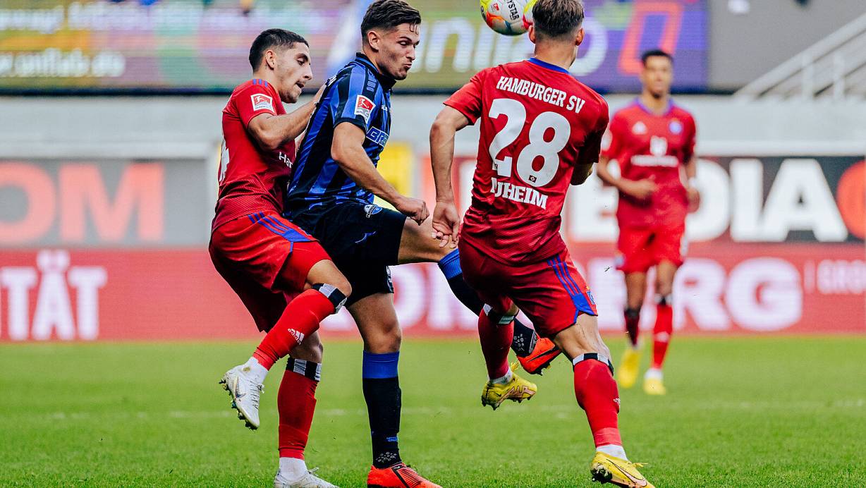 SCP-Akteur Marcel Hoffmeier wird von den HSV-Spielern Ludovit Reis (l.) und Miro Muheim in die Zange genommen. | &copy; Besim Mazhiqi