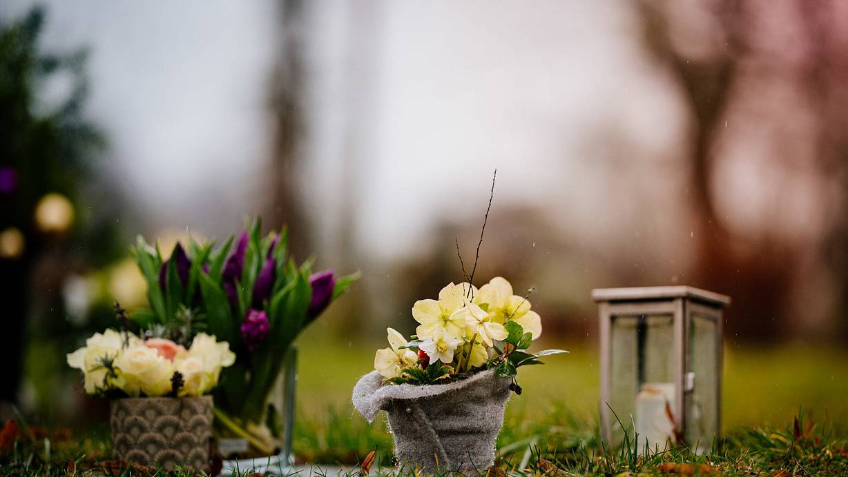 Der Abschied von geliebten Menschen fällt in Zeiten der Pandemie besonders schwer.  | © Besim Mazhiqi