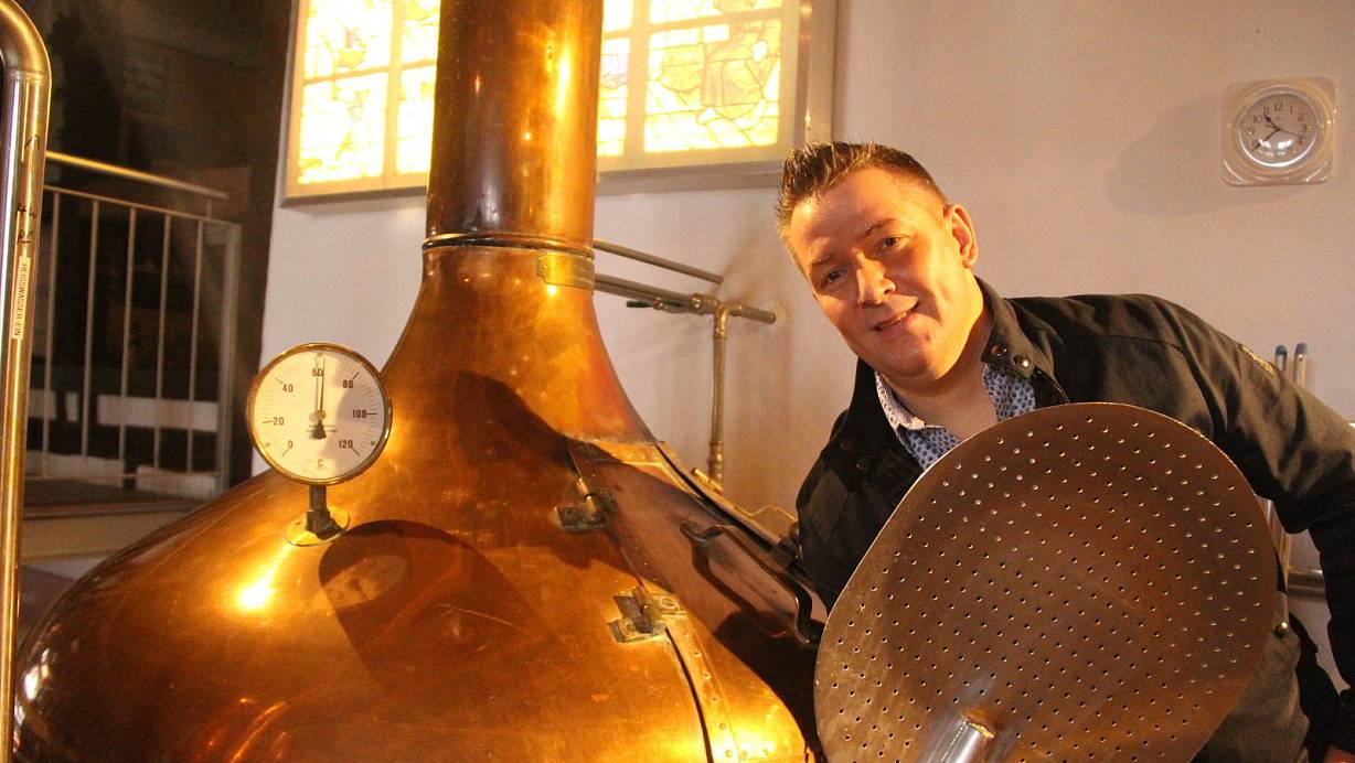 Bürgerbrauzunft-Vorstand Matthias Eckwert am Braukessel des Nieheimer Biermuseums, das über eine richtige Brauereitechnik verfügt. | © Burkhard Battran